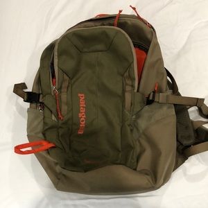 Patagonia Refugio 28l backpack olive green/khaki with orange trim